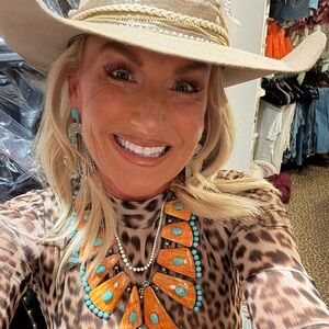 Meet your Posher, Courtney